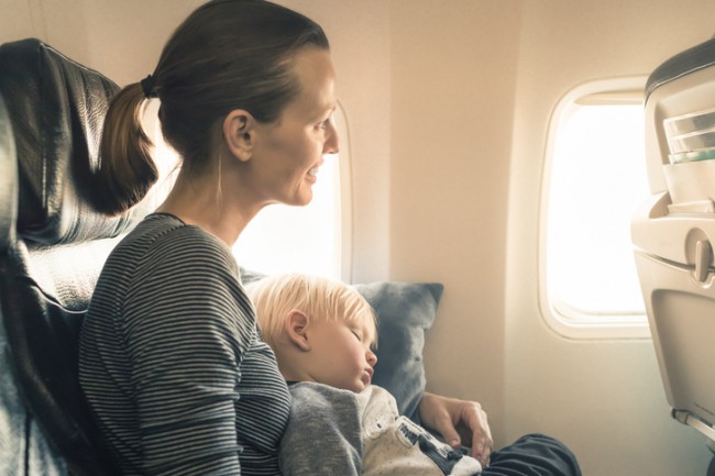 mama si fiul in avion