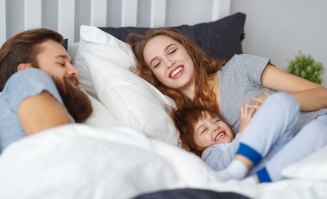 parinti in pat cu fiica lor
