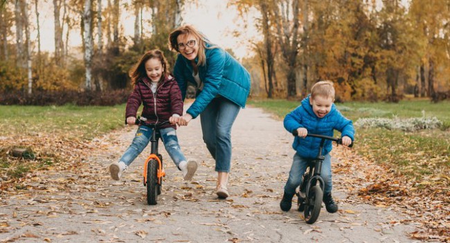 mama cu copiii pe bicicleta