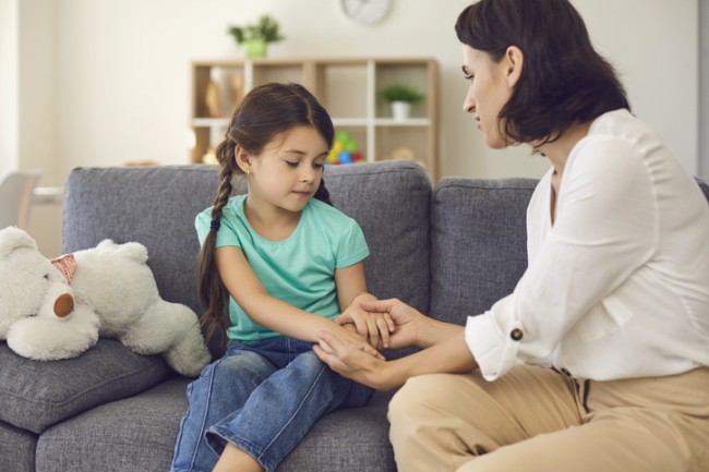 mama care vorbeste cu fiica ei pe canapea