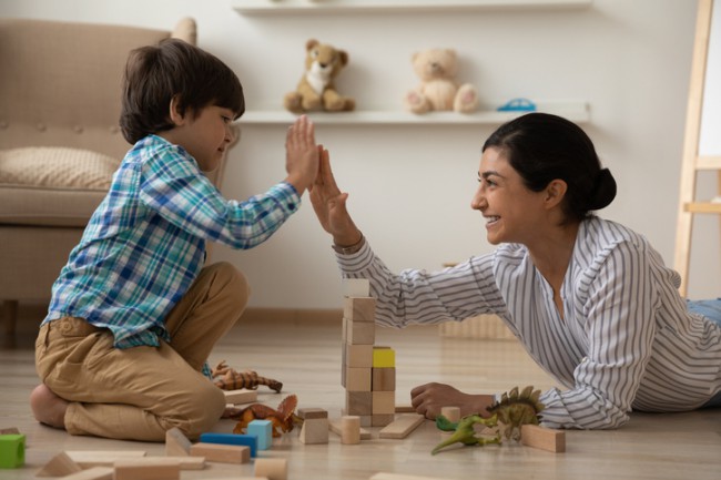 mama care bate palma cu fiul ei