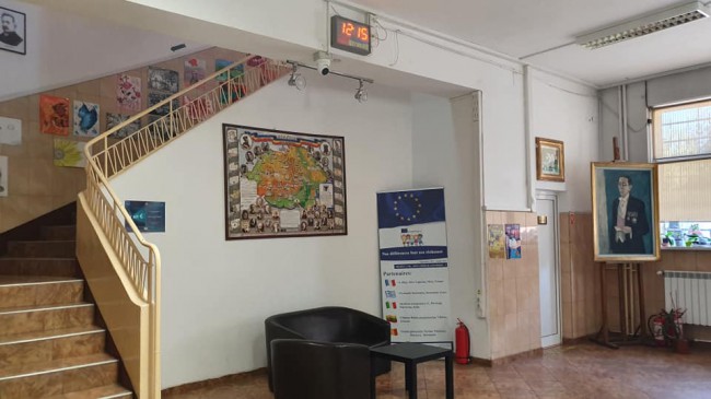 interiorul scolii gimnaziale nicolae titulescu bucuresti