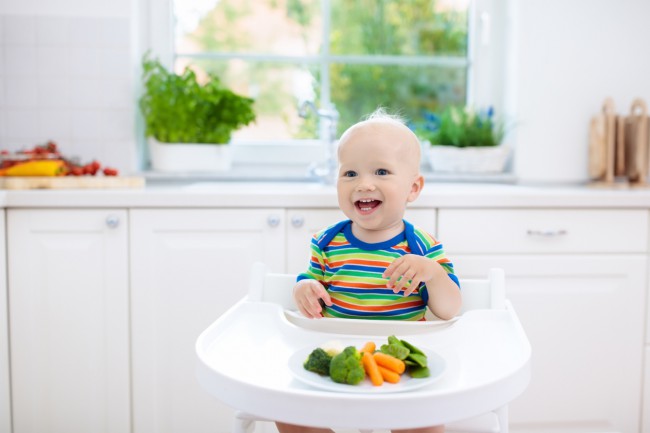 bebelus care mananca broccoli si morcovi