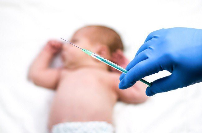 medic care vaccineaza un bebelus