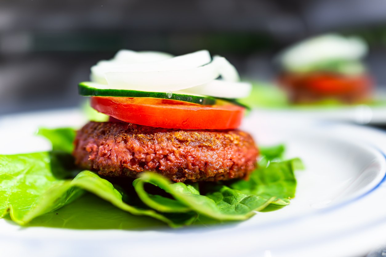 burger-din-legume-si-frunze-de-salata