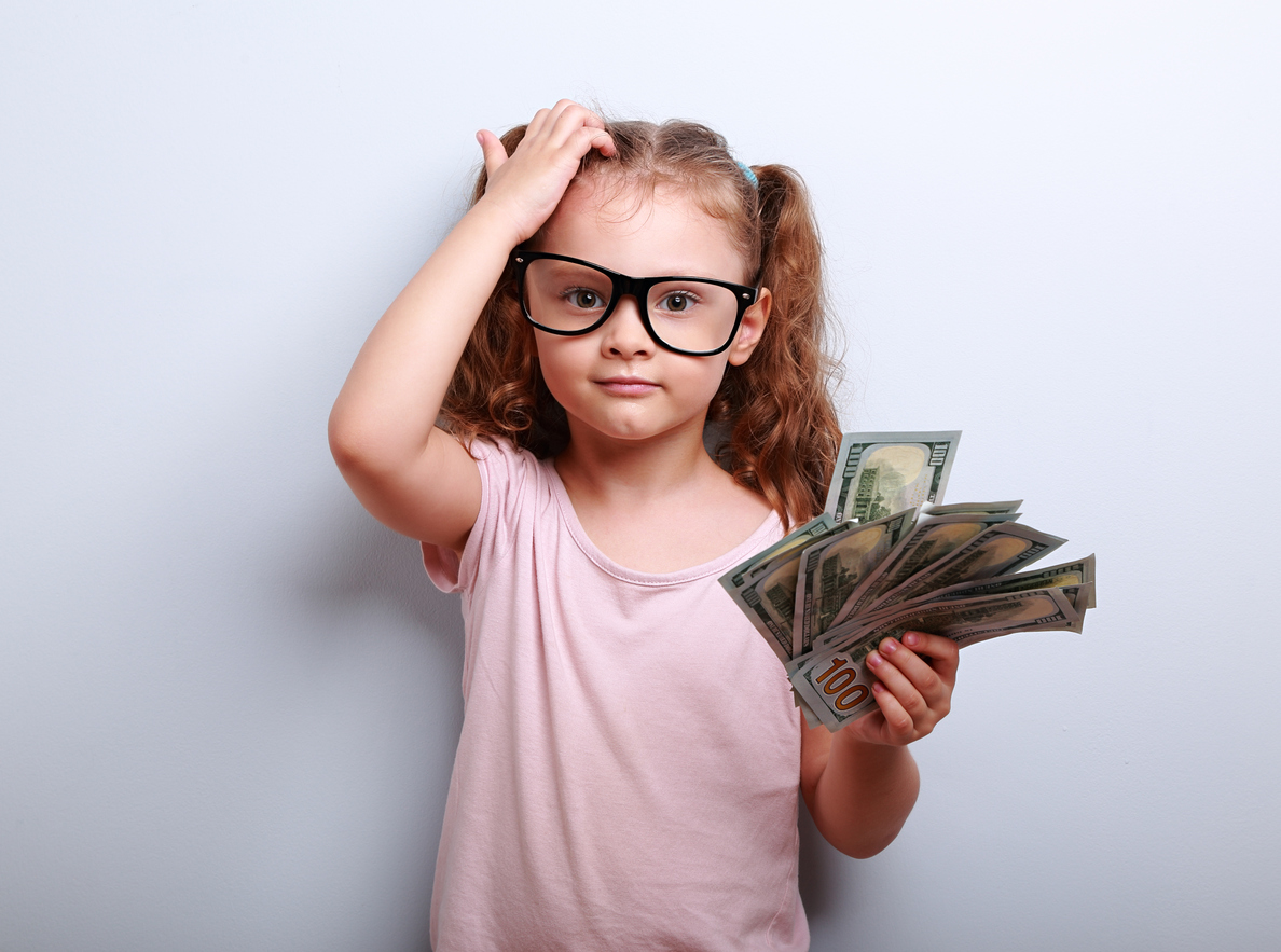 educație-financiară-copil-cu-bani