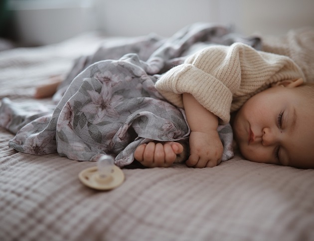 bebelus care doarme cu paturica in brate