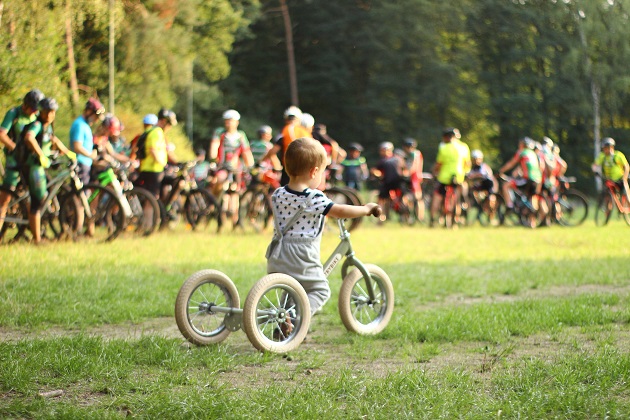 copil care se plimba cu bicicleta