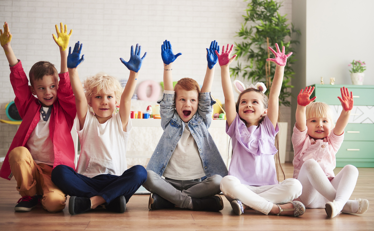 copii cu mainile colorate