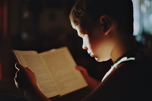copil care citeste o carte 