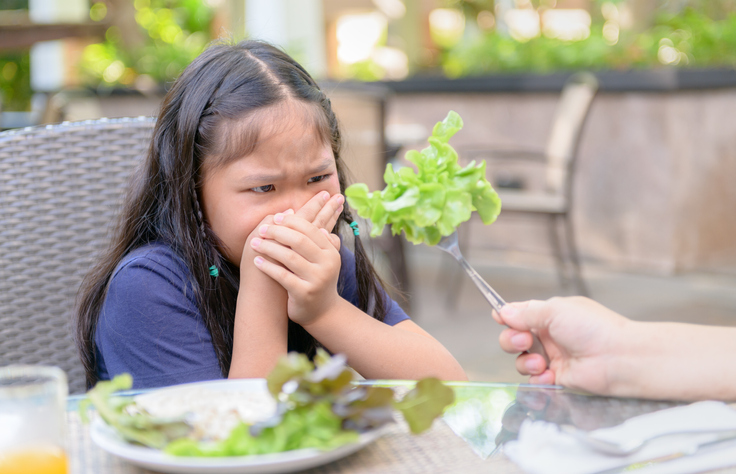 fetita care refuza sa manance salata