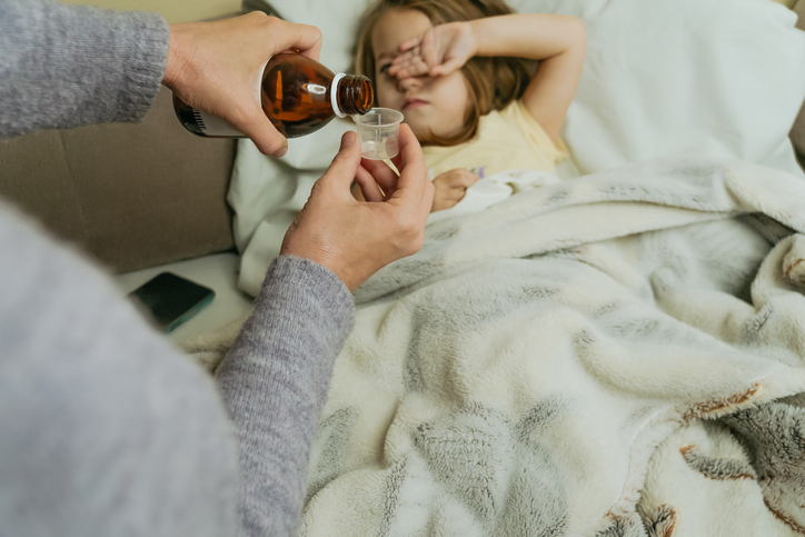 copil bolnav care asteapta sa primeasca medicament