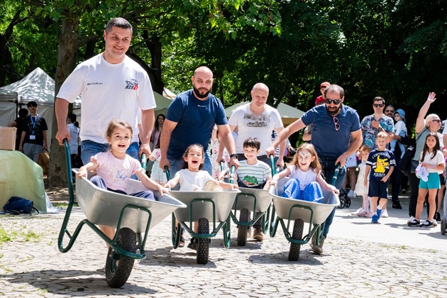 copii in roaba impinsi de tatii lor