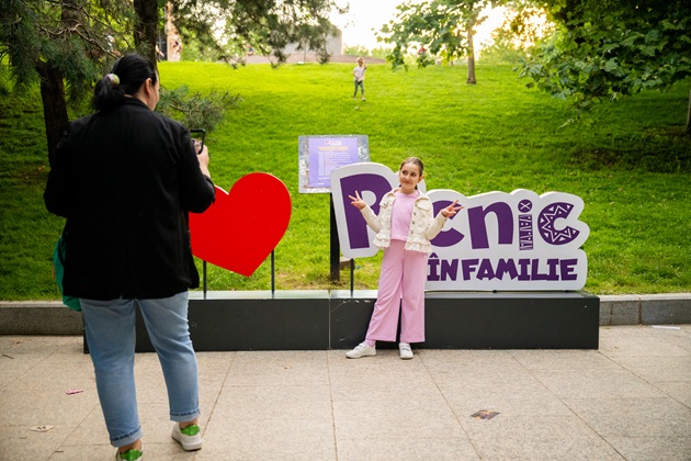 fetita care pozeaza pentru mama ei