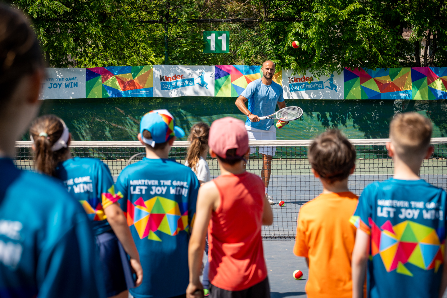 imagine cu copii pregătiti sa joace tennis