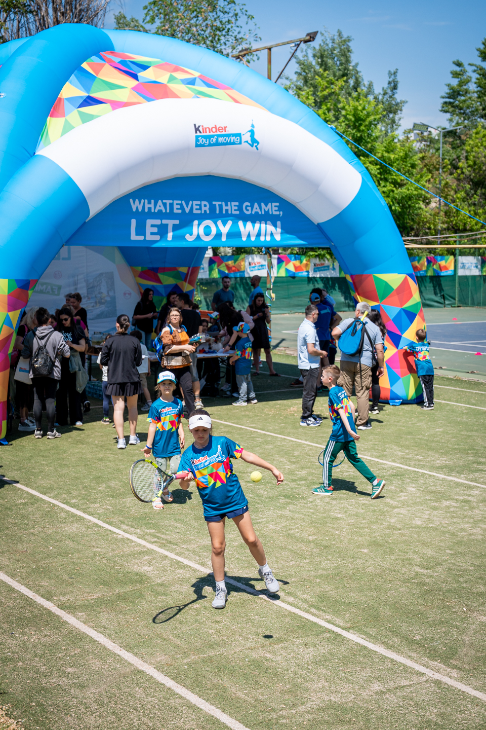 copii care se joaca cu palete de tennis