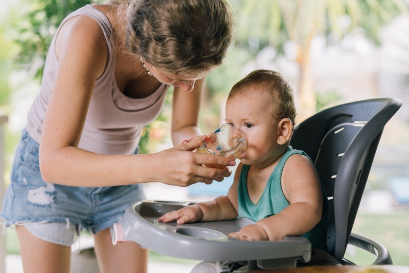 o mama care ii da bebelusului sa bea apa