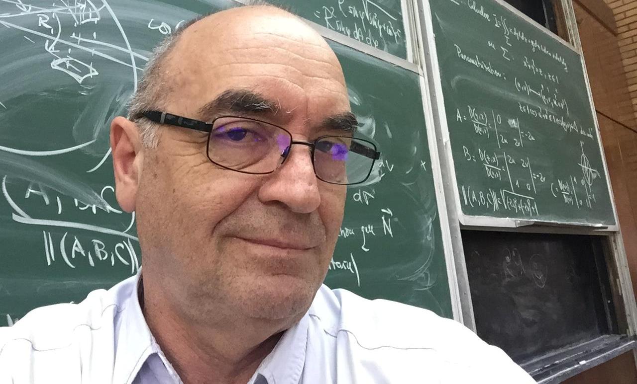 profesorul radu gologan portret in sala de curs