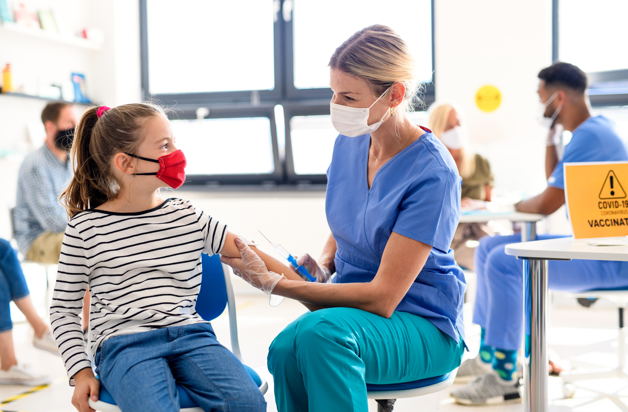 adolescenta la spital vaccinata de medic