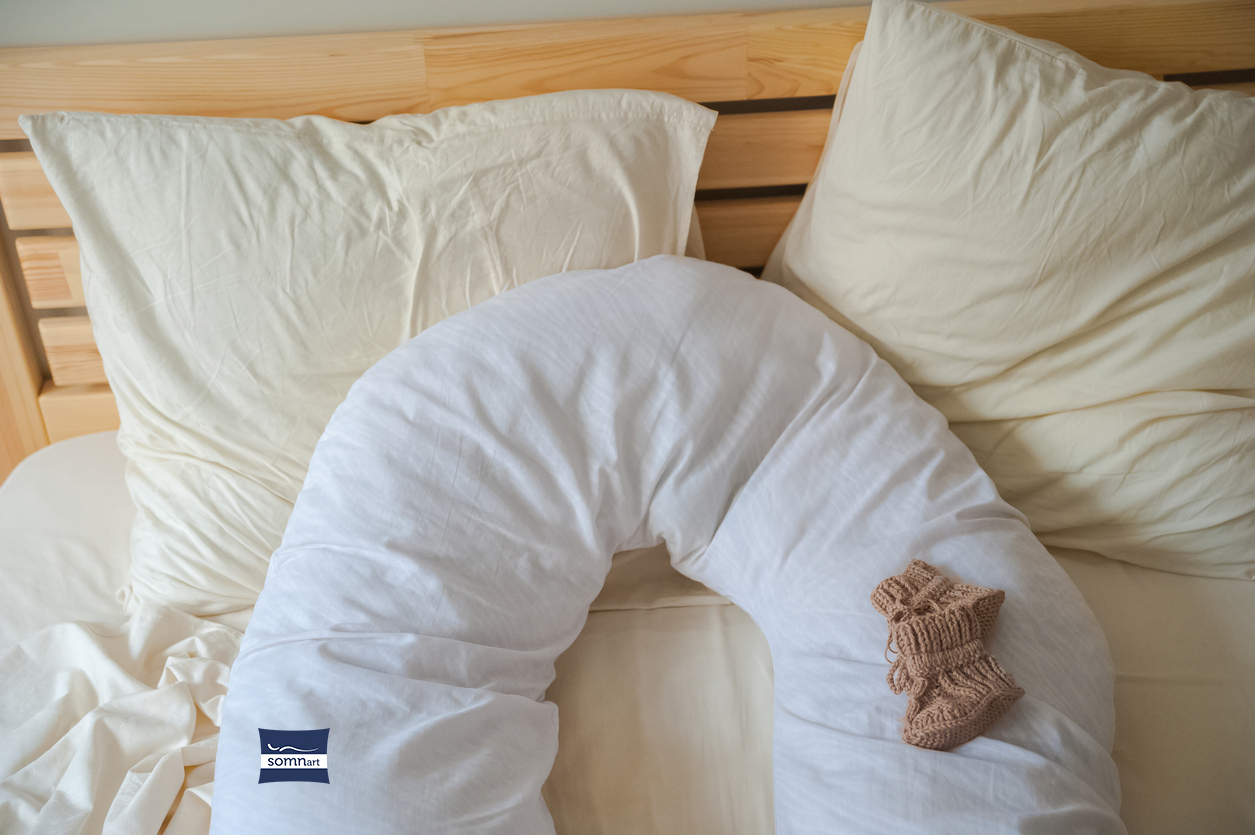 perna pentru gravida asezata pe un pat