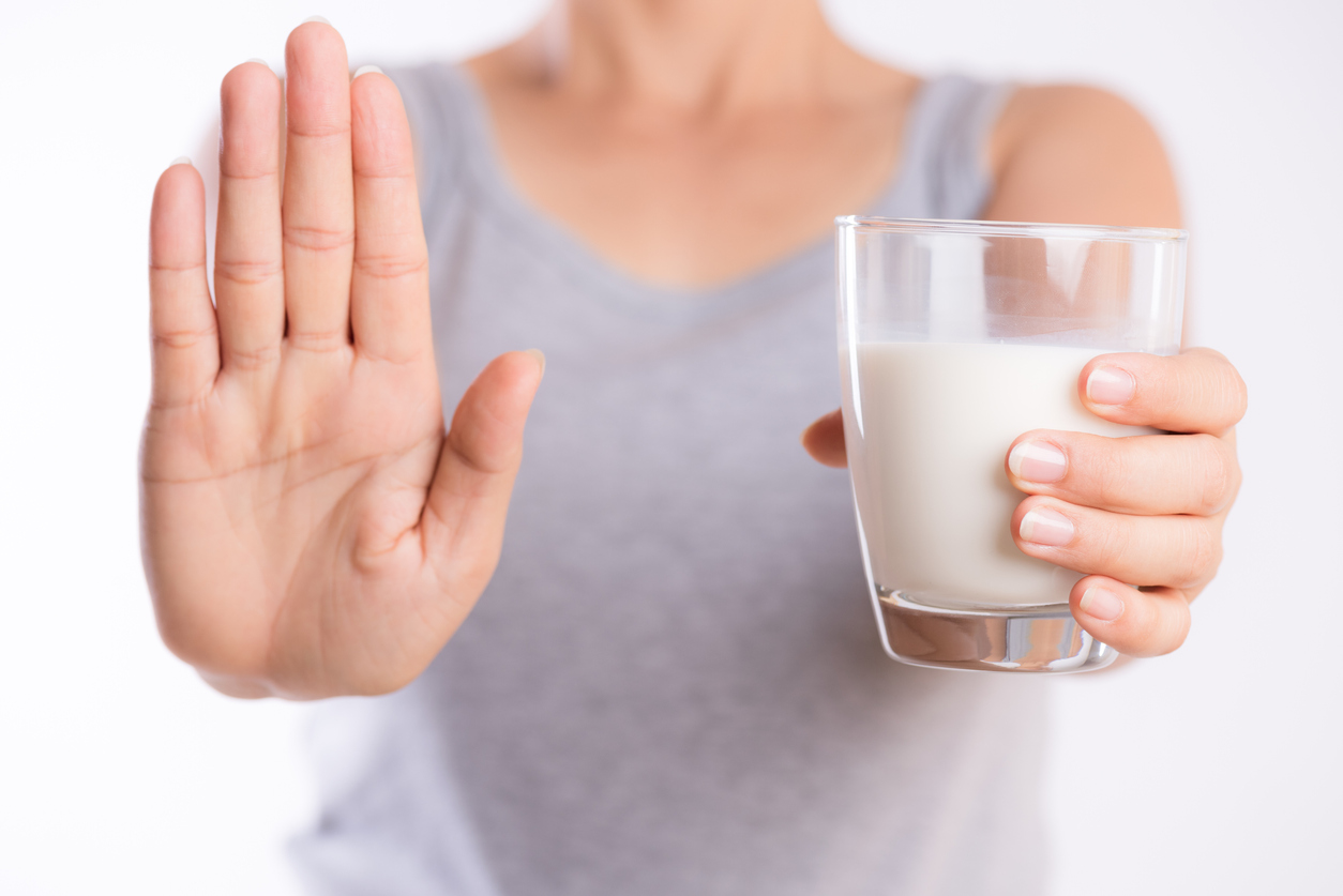 femeie care tine un pahar de lapte in mana