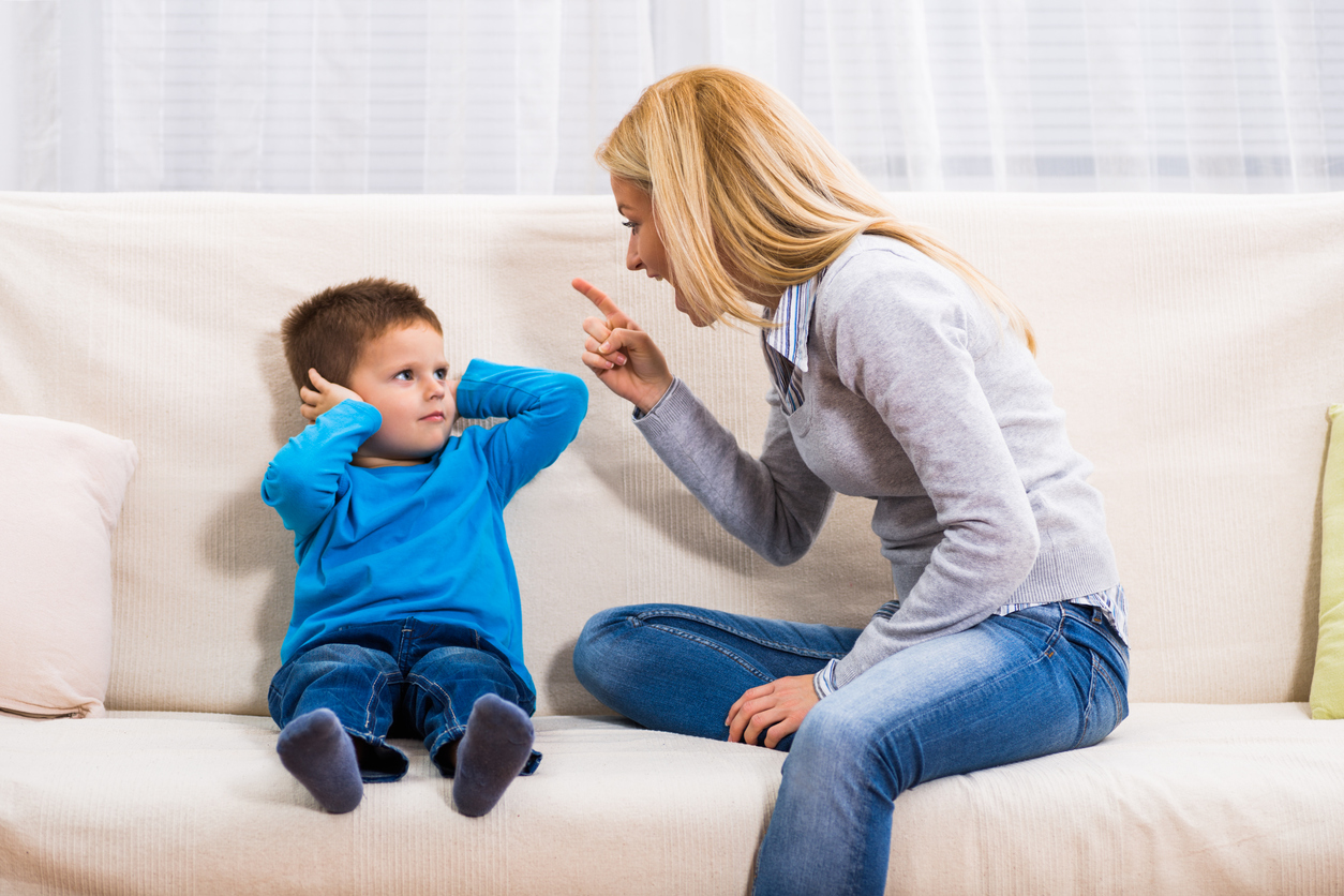 mama suparata pe fiul ei care il cearta