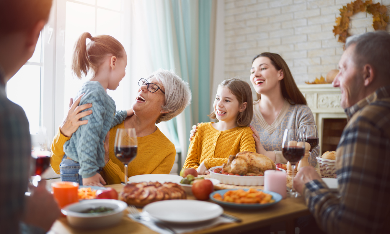 familie asezata la masa