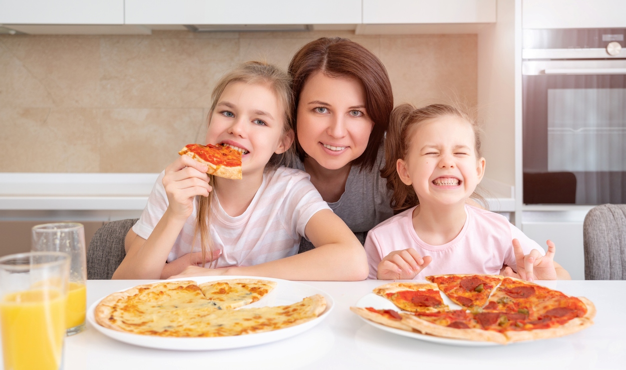 mama si doua fiice manancand pizza