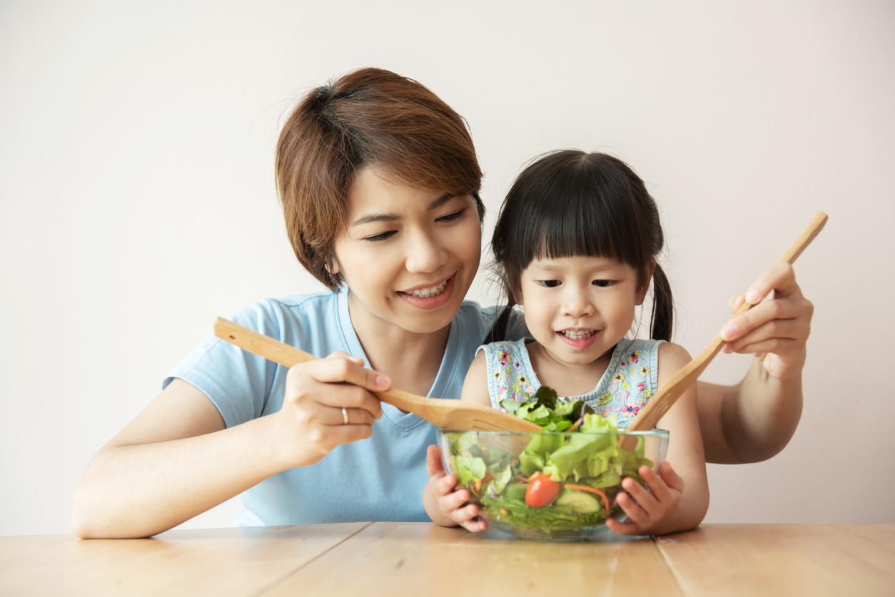 mama si fiica din japonia amestecand o salata