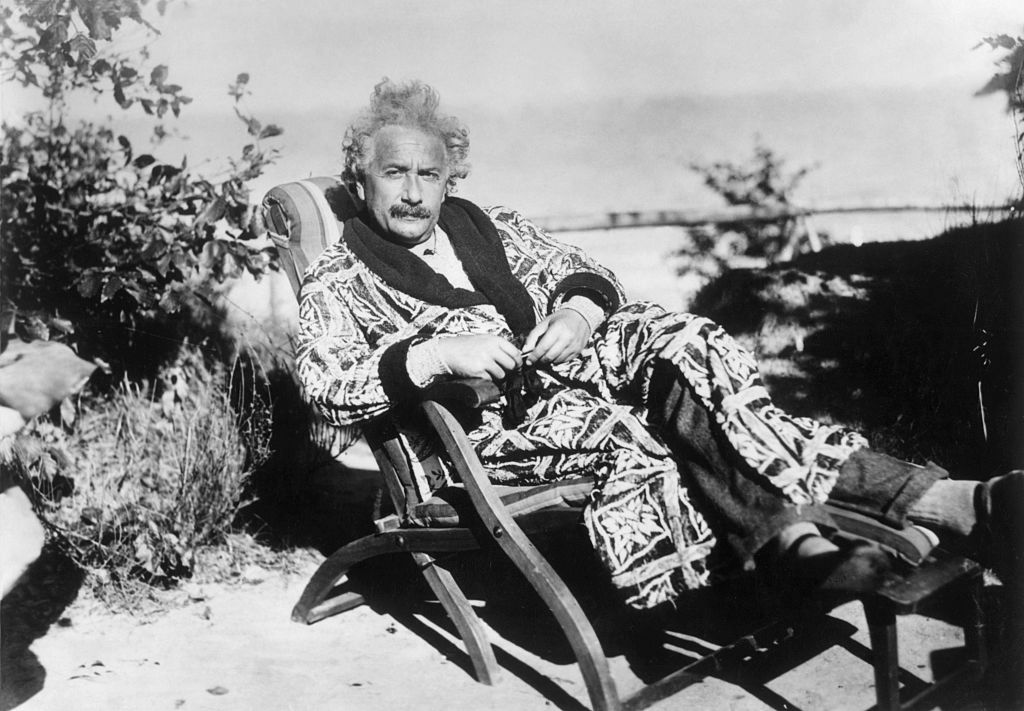 albert einstein stand intr-un sezlong in aer liber