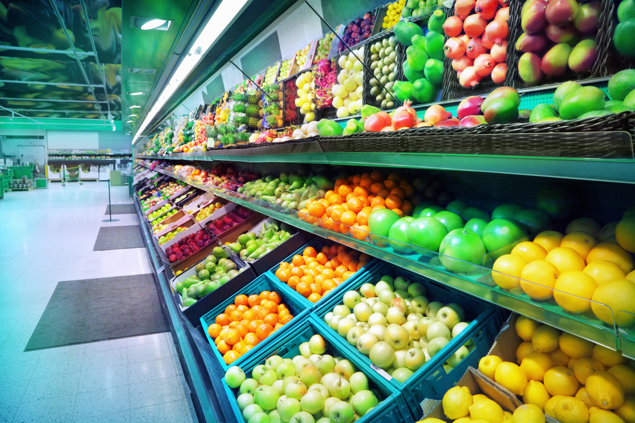 rafturi cu fructe si legume in supermarket