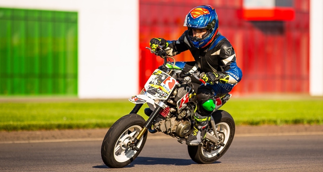 copil pe motocicleta