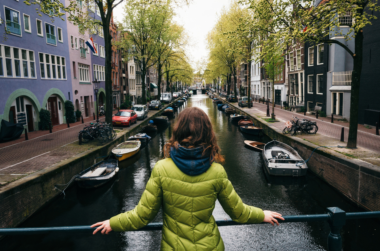femeie pe canalele din Amsterdam 