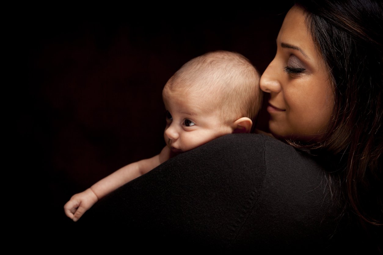 mama de origine indiana si bebelusul ei nou-nascut