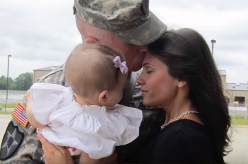 militar in brate cu fiica lui