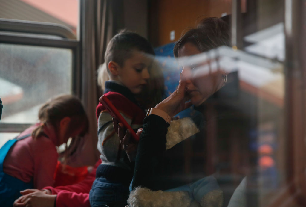 mama in tren evacuare din ucraina