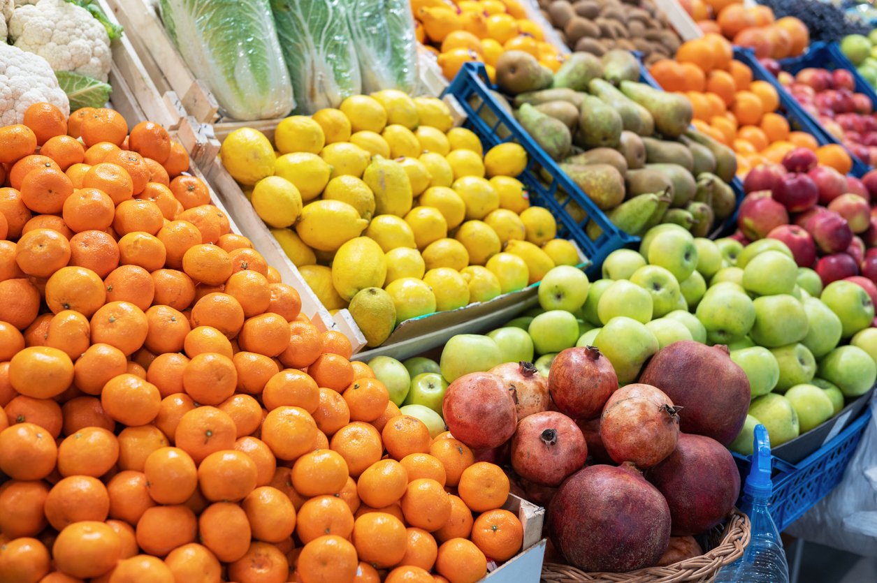 rafturi cu fructe in supermarket