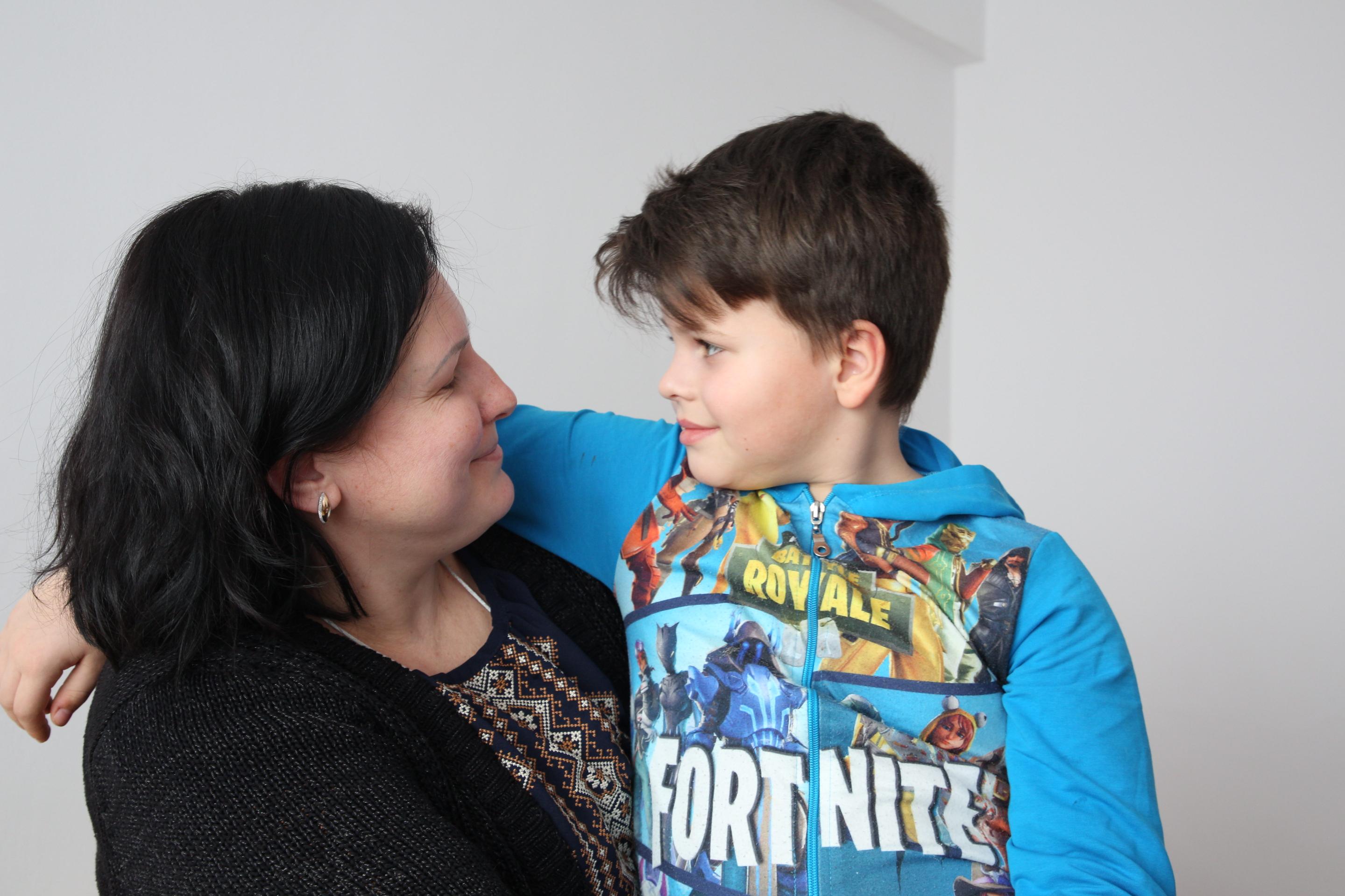 mama ucrainiana si fiul ei