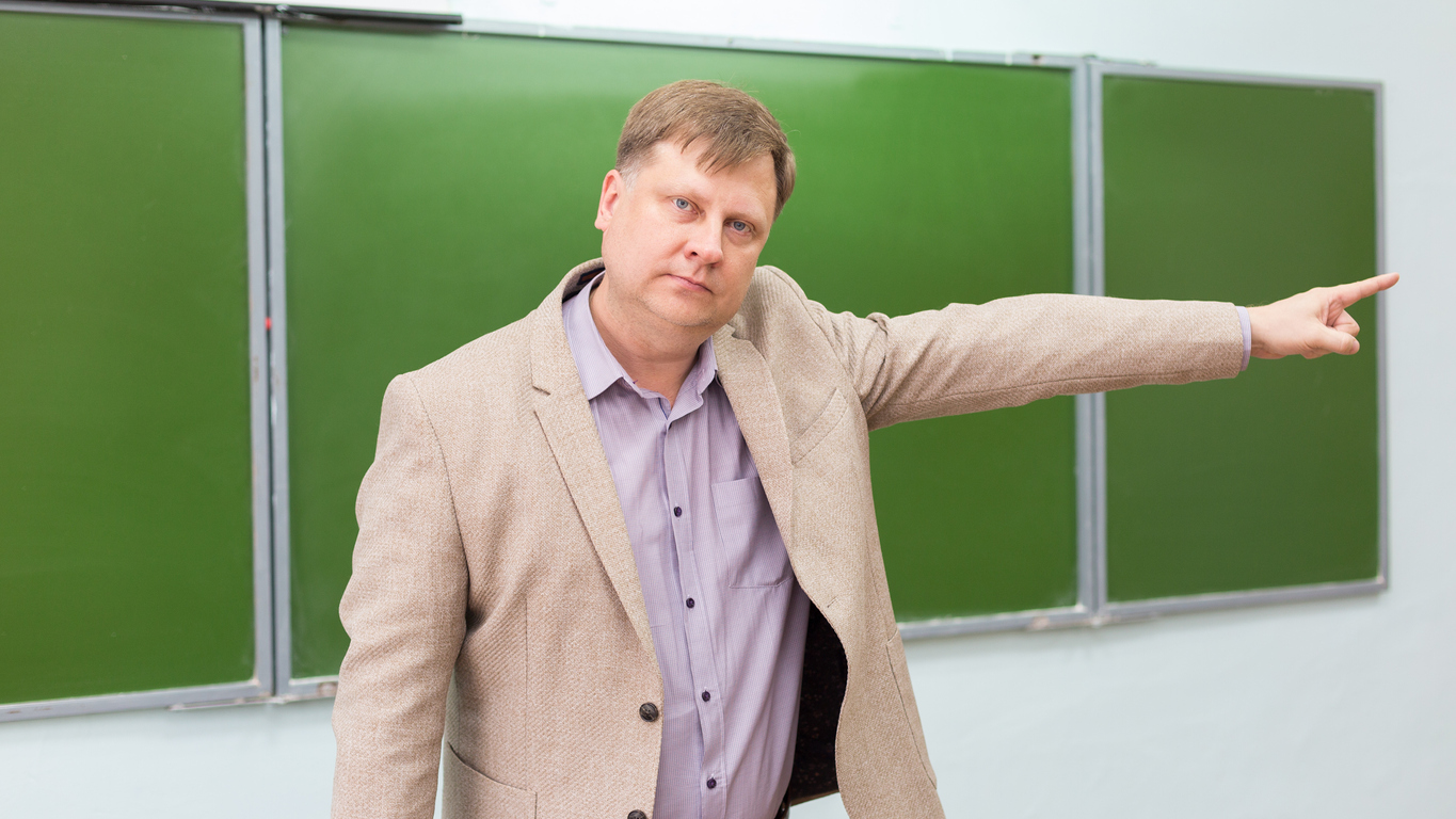 profesor nervos in fata tablei in clasa 