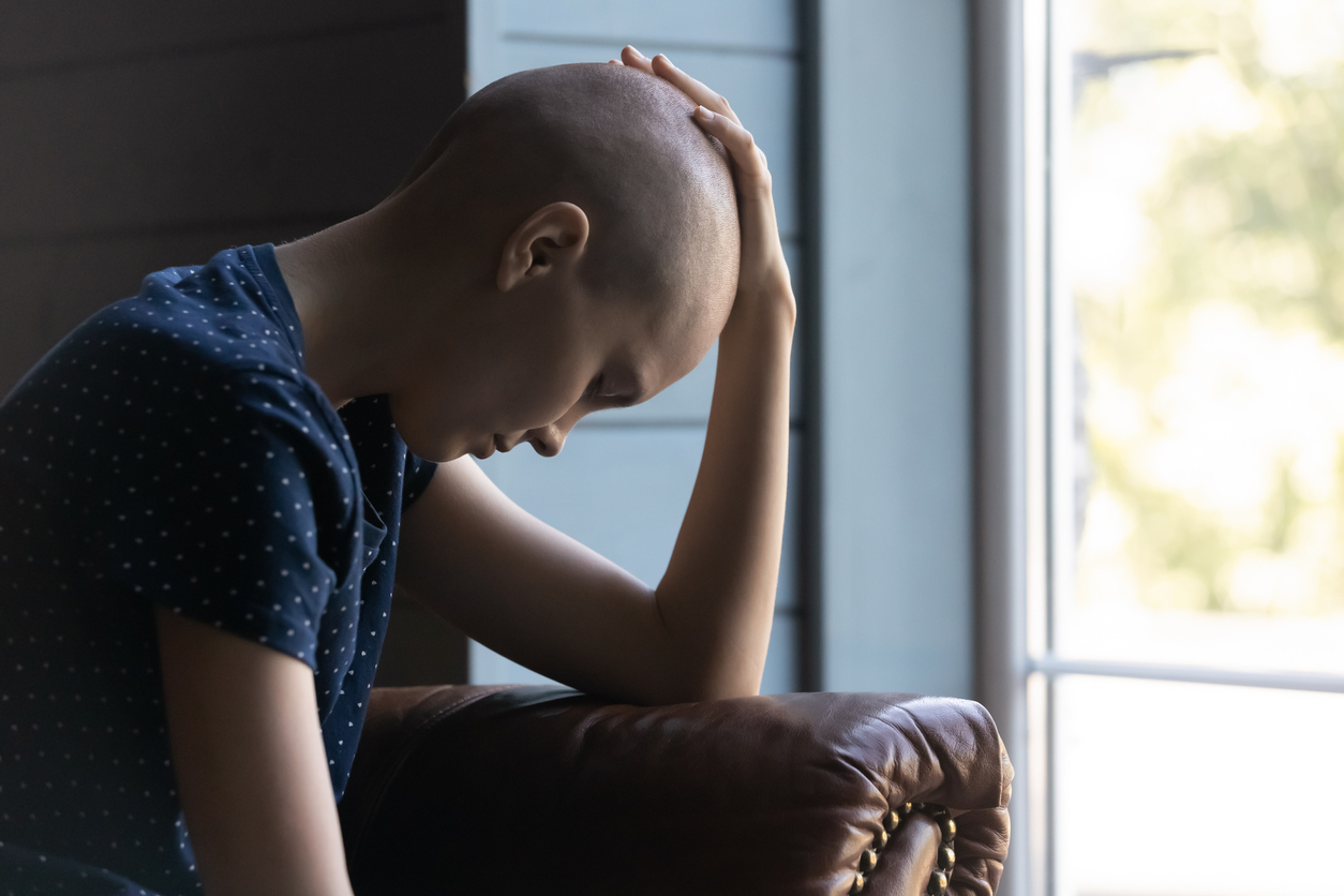 femeie trista bolnava de cancer cu calvitie