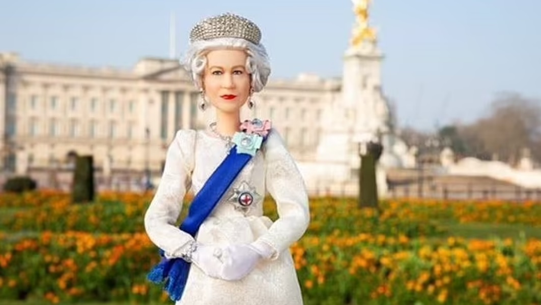 papusa Barbie care o reprezinta pe Regina Elisabeta a II-a
