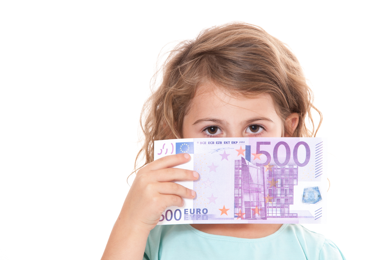 fetita cu o bancnota de 500 de euro in mana