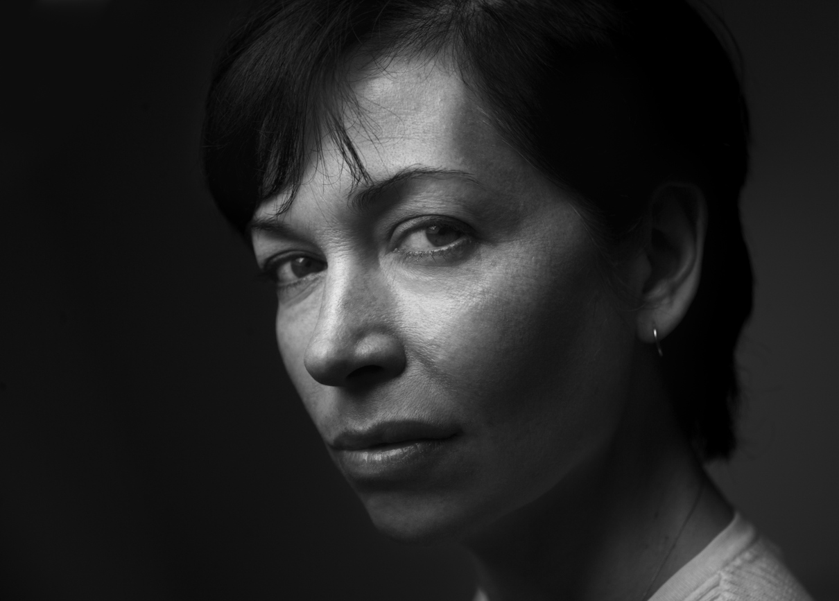 femeie in varsta de 40 de ani portret alb-negru