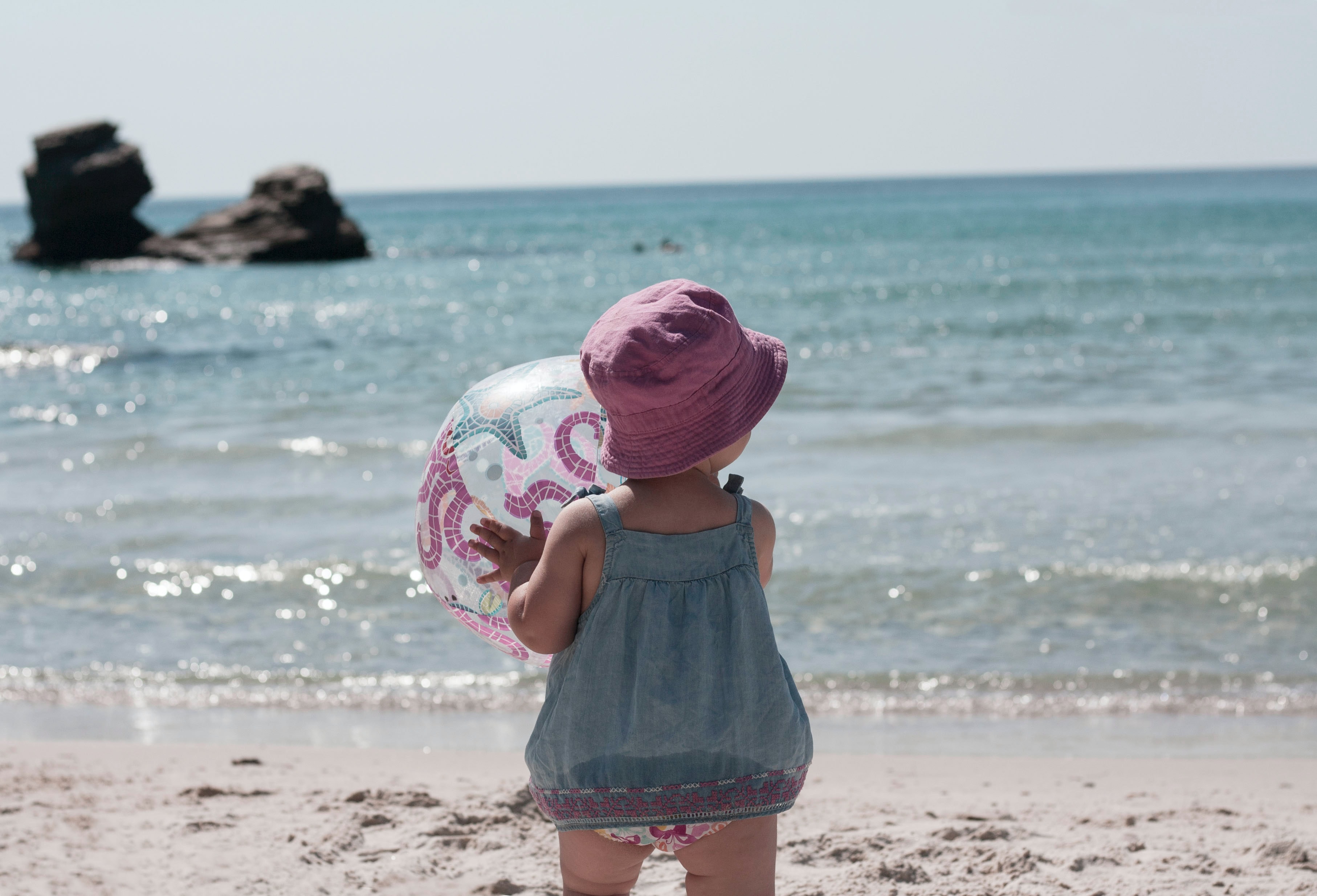 bebelus tinand in maini o minge pe o plaja in Thassos