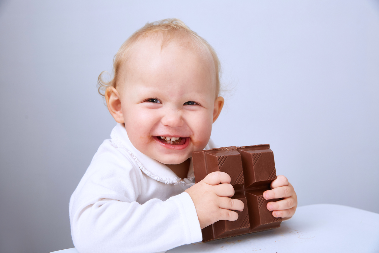 bebelus care mananca ciocolata