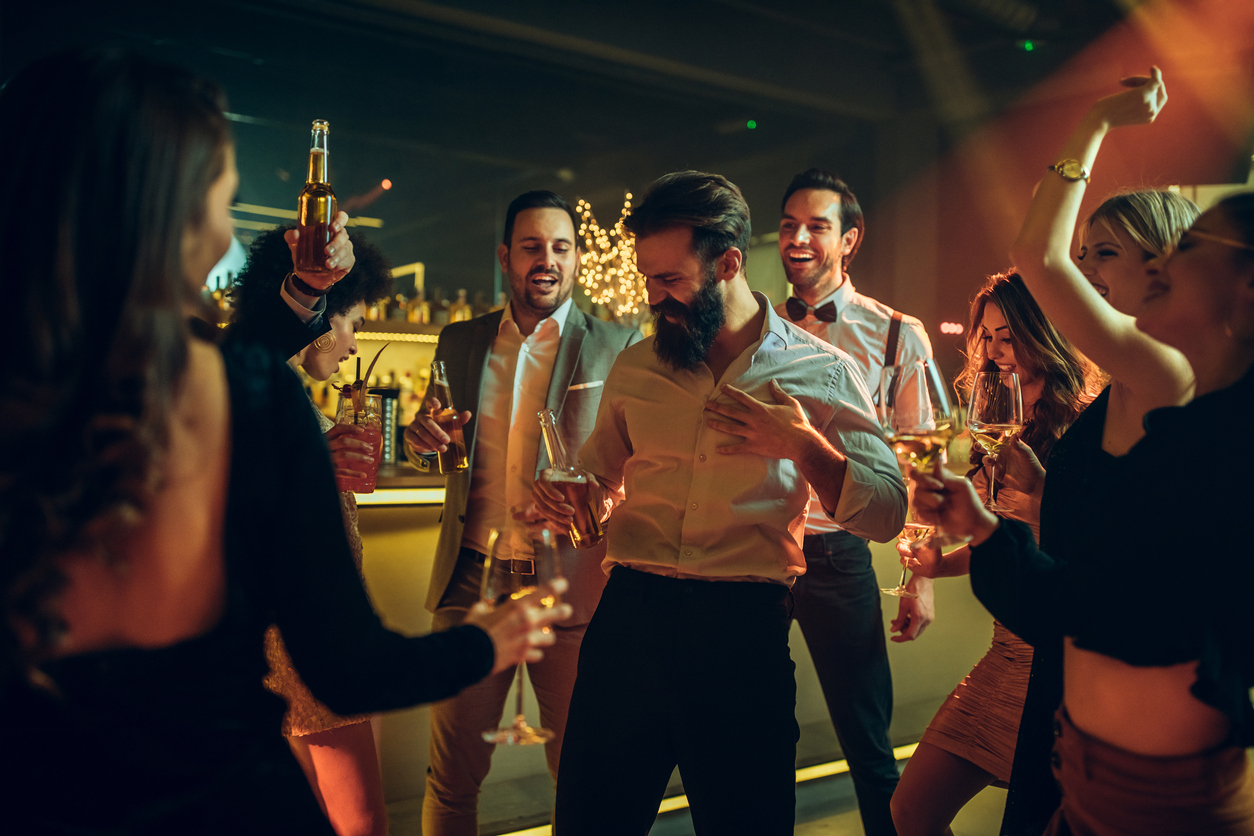 oameni dansand la o petrecere