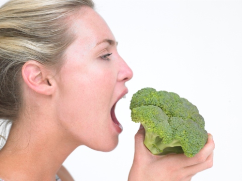 Femeie muscand din broccoli