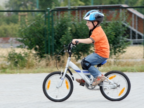 Copil pe bicicleta