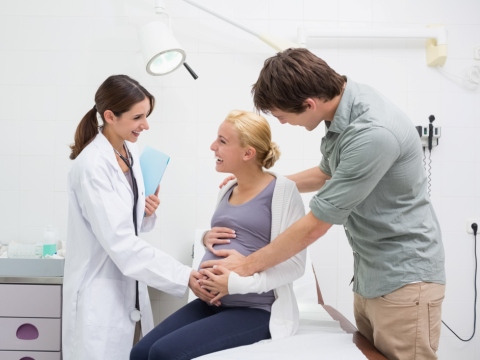 Medic, pacienta gravida si partener