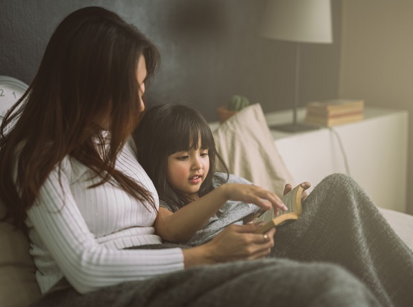 mama ii citeste fetitei o poveste